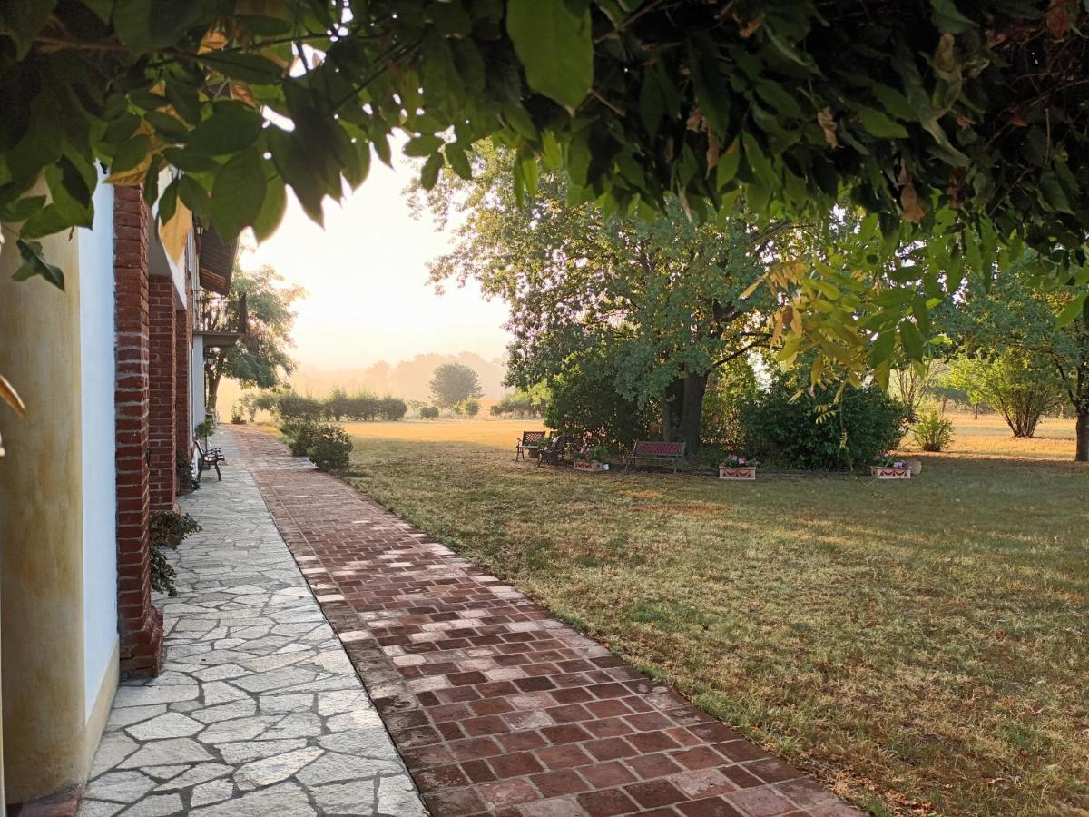Guest House La Carolina Tigliole Bagian luar foto