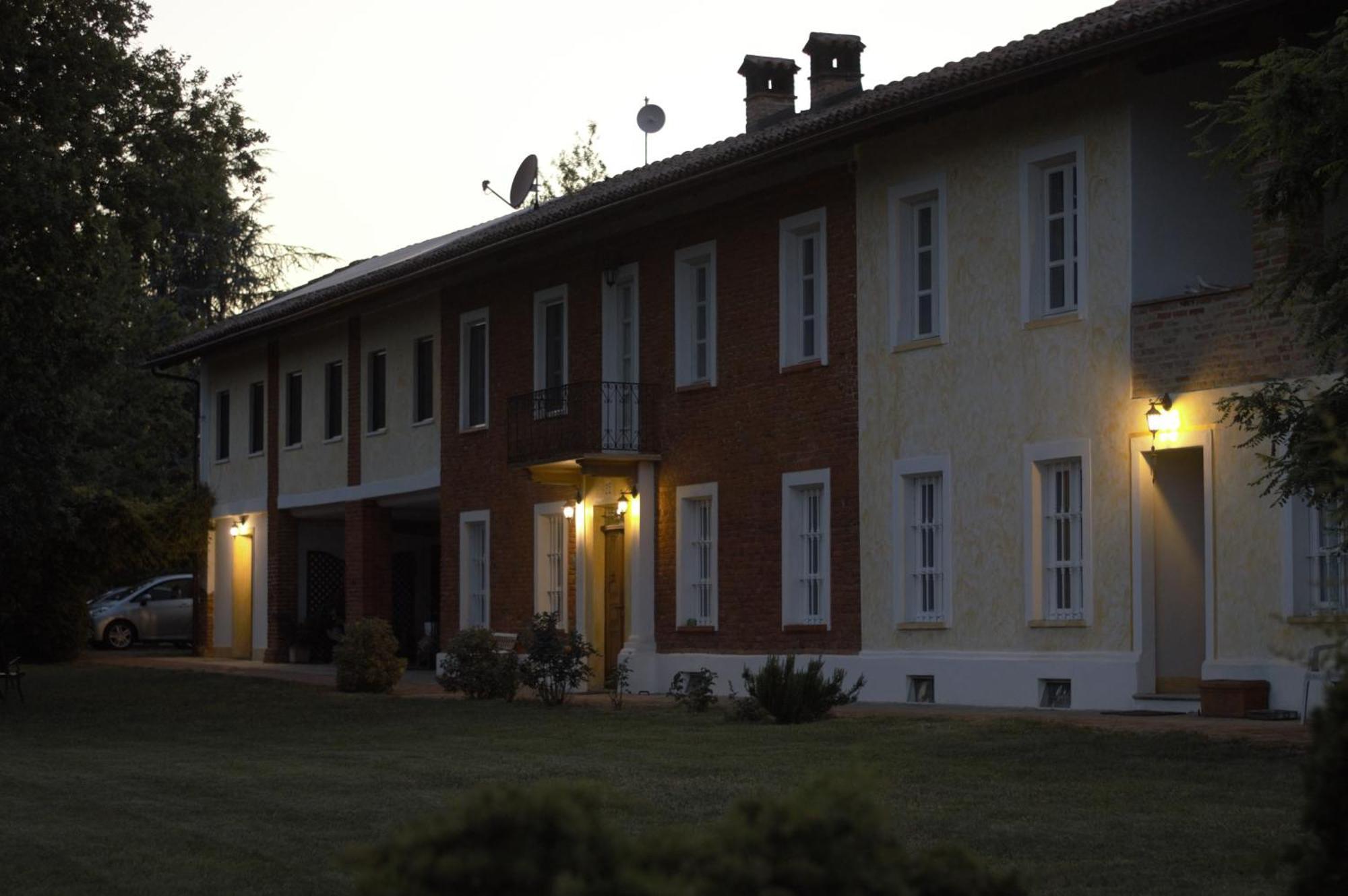 Guest House La Carolina Tigliole Bagian luar foto