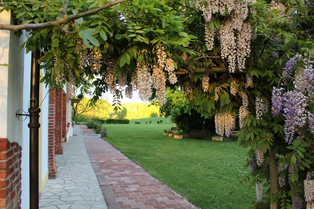 Guest House La Carolina Tigliole Bagian luar foto